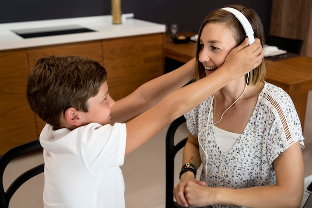 Czy słuch ma wpływ na rozwój mowy u dzieci?