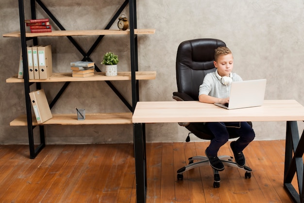 Jak stworzyć ergonomiczne stanowisko pracy dla dziecka?
