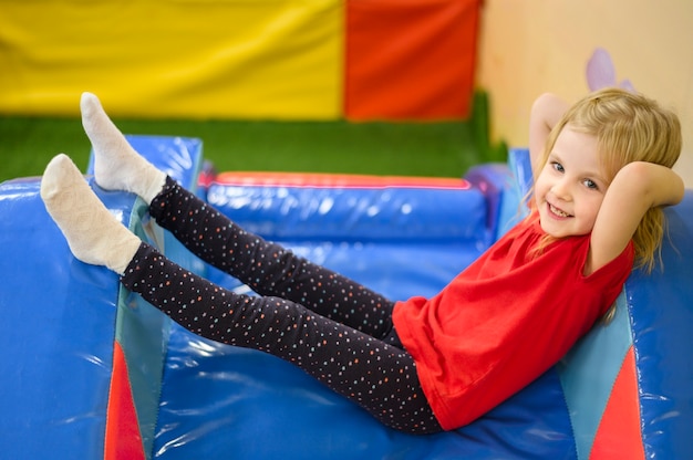 Trampolina czy huśtawka w co warto zainwestować okiem mamy fizjoterapeutki?