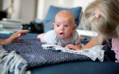 Kiedy pierwsze słowa niemowlaka pojawiają się w codziennym życiu?