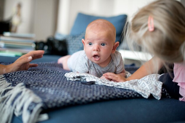 Kiedy pierwsze słowa niemowlaka pojawiają się w codziennym życiu?