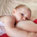 Co najczęściej uczula niemowlęta karmione piersią?