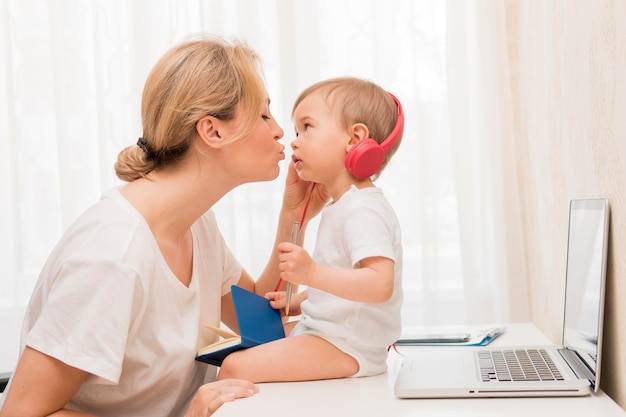 Jak wspierać rozwój mowy u dziecka w codziennych sytuacjach?