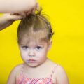 Dlaczego dziecku wypadają włosy i czy to powód do niepokoju?
